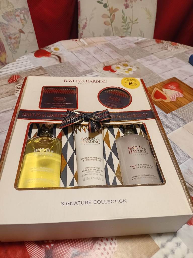 image for BRAND NEW LARGE BAYLIS & HARDING SET