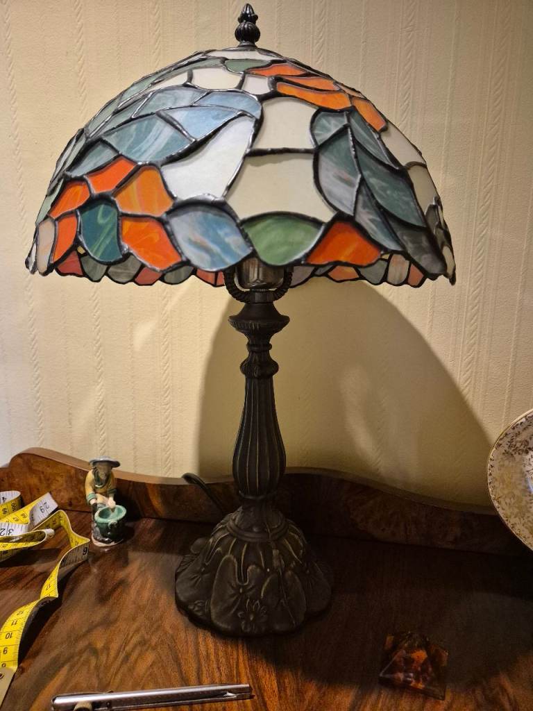 Tiffany style electric lamp