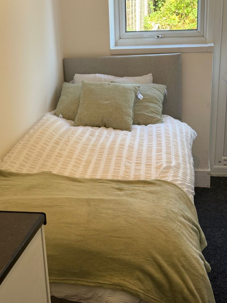 EN-SUITE ROOMS WITH KITCHENETTE AVAILABLE IN SUPPORTED ACCOMMODATION FOR BENEFIT CLAIMANTS UC PIP