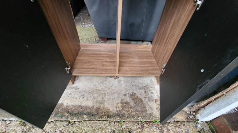 Fish tank with cabinet and light 