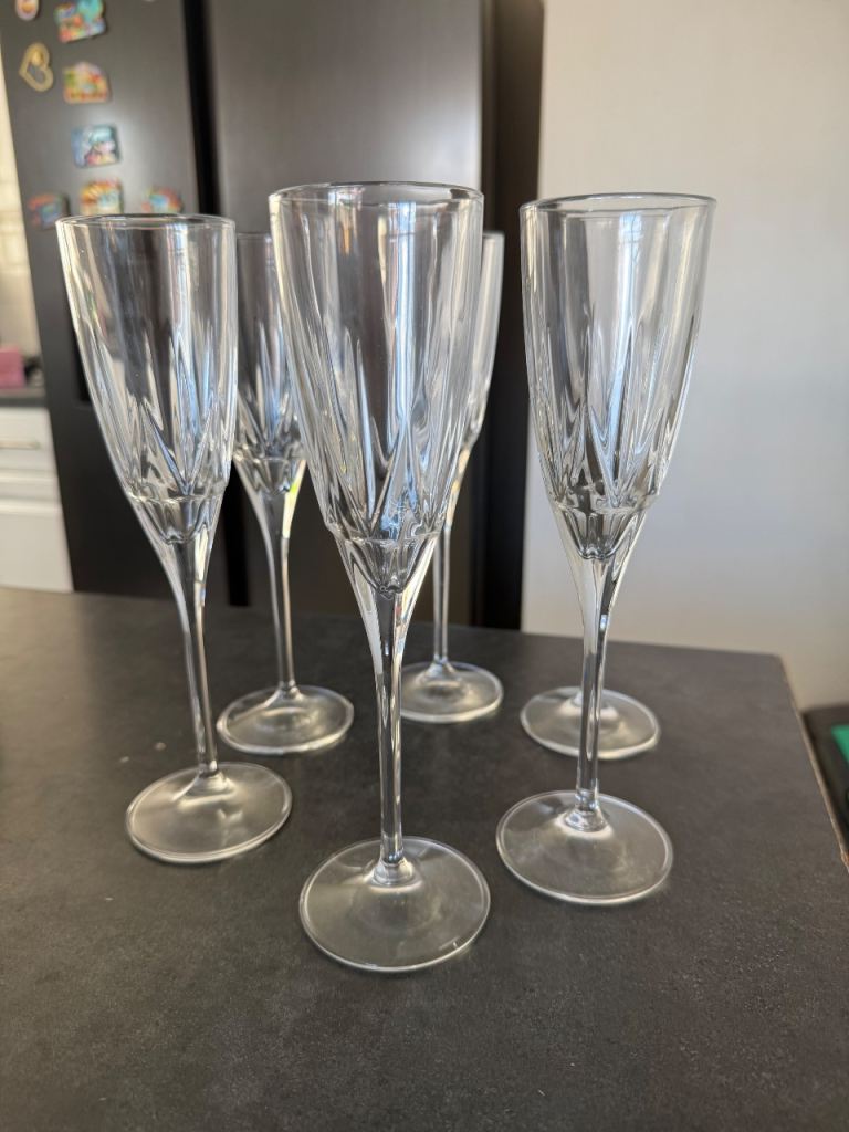Set of 6 Clear Cut Glass Champagne Flutes – As Good As New