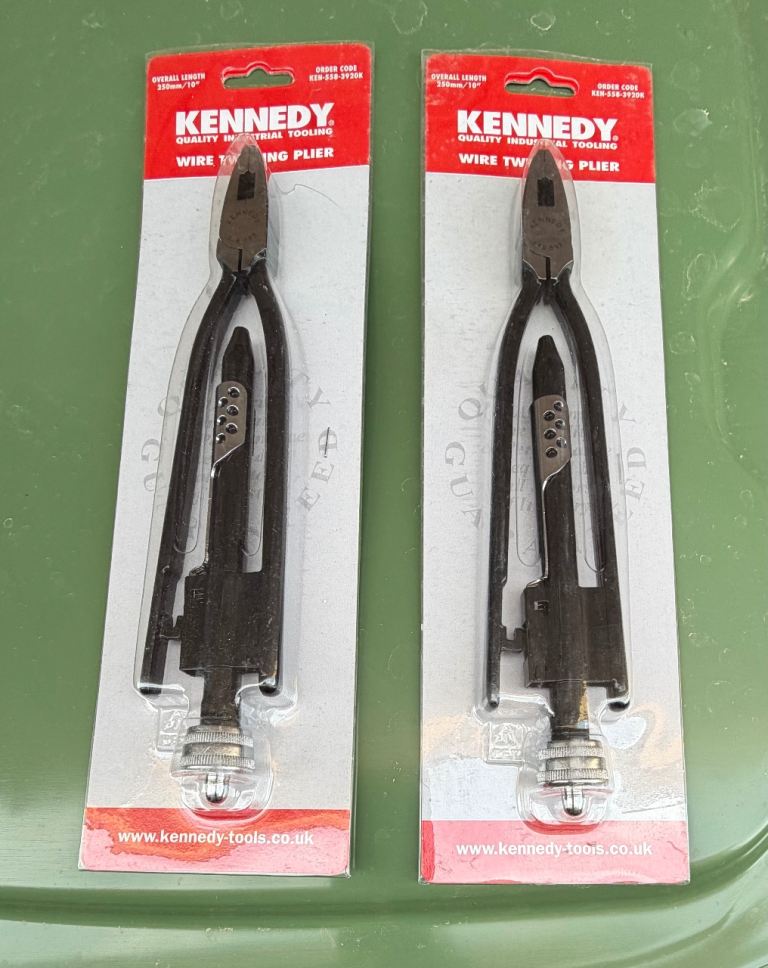 Wire twisting pliers 