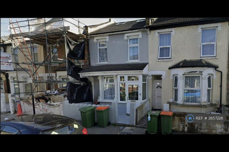 6 bedroom house in Fourth Avenue, London, E12 (6 bed) (#2657226)