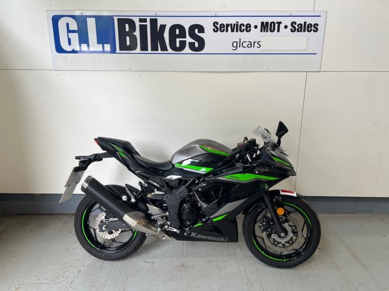 2024 Kawasaki Ninja 125 Special Graphics   Petrol Manual
