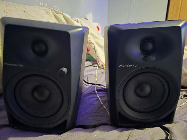 Pioneer DJ DM-40 Active Monitor Speakers – Good Condition