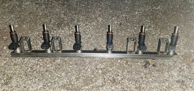 BMW E9x 325i N52 FUEL INJECTORS X6 With Rail OEM 7531634