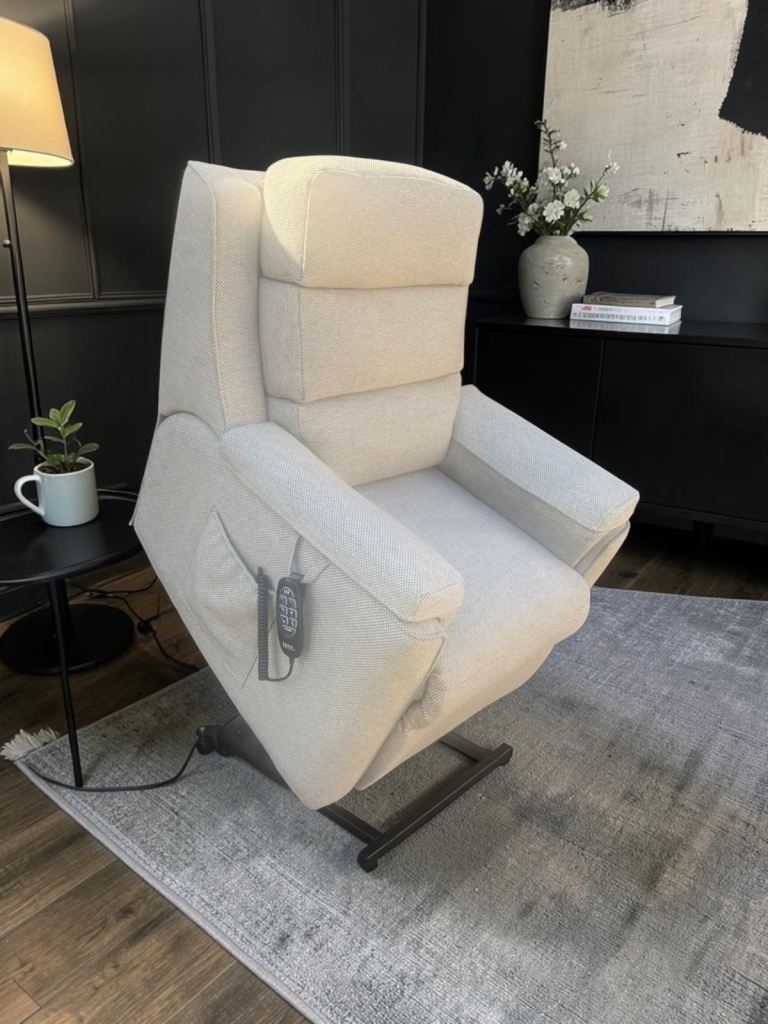 HSL BRAMHAM PETITE RISER RECLINER CHAIR, HEATED SEAT, DUAL MOTOR, IMMEDIATE DELIVERY