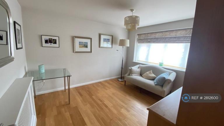 1 bedroom flat in Edgwarebury Lane, Edgware, HA8 (1 bed) (#2812600)