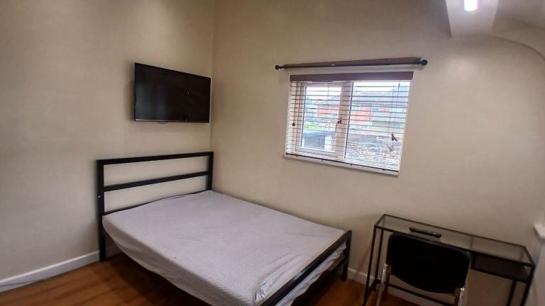ST6. Double Bedroom + Ensuite + Smart TV