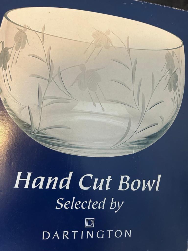 Dartington Hand Cut Glass Bowl – Fuchsia Design – Boxed – Beautiful Decorative Centrepiece