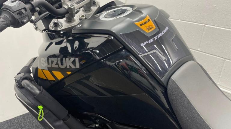 SUZUKI DL1050 TOUR ** FULL LUGGAGE - ENGINE BARS - 12 MONTHS MOT **