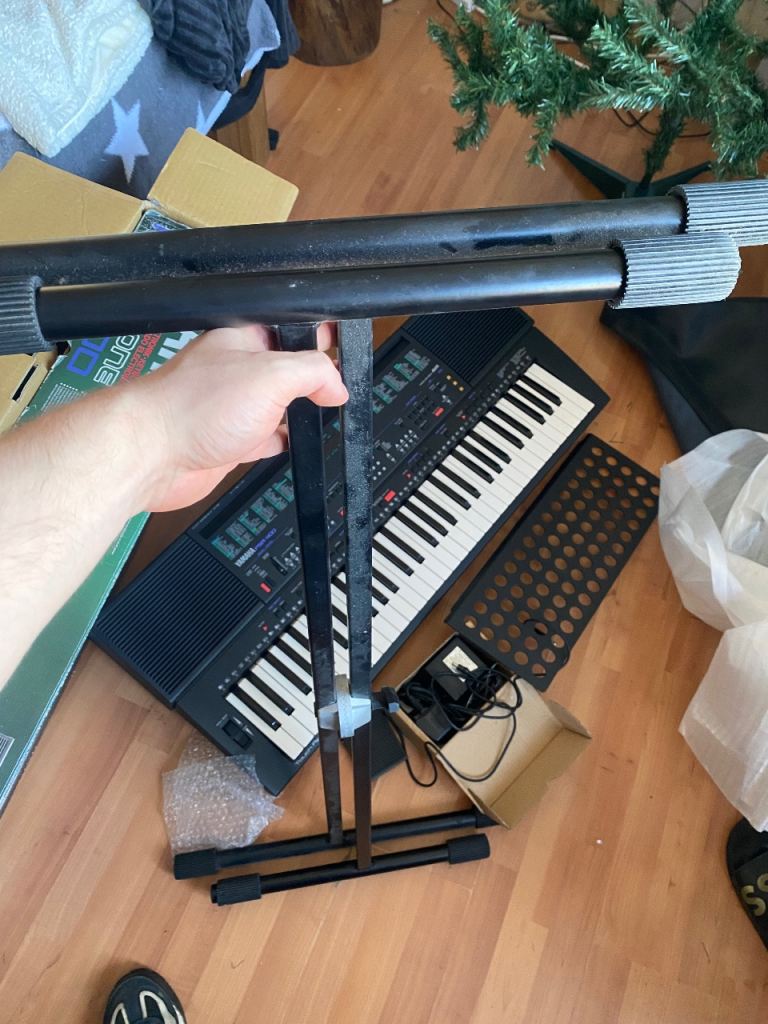 yamaha portatone psr 400 keyboard with easel and power plug in box  