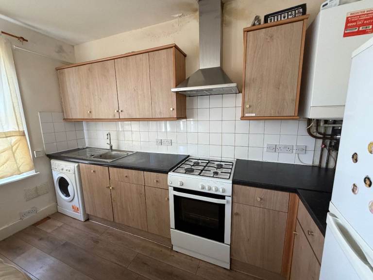 3 Double bedroom flat located TW3 1LD