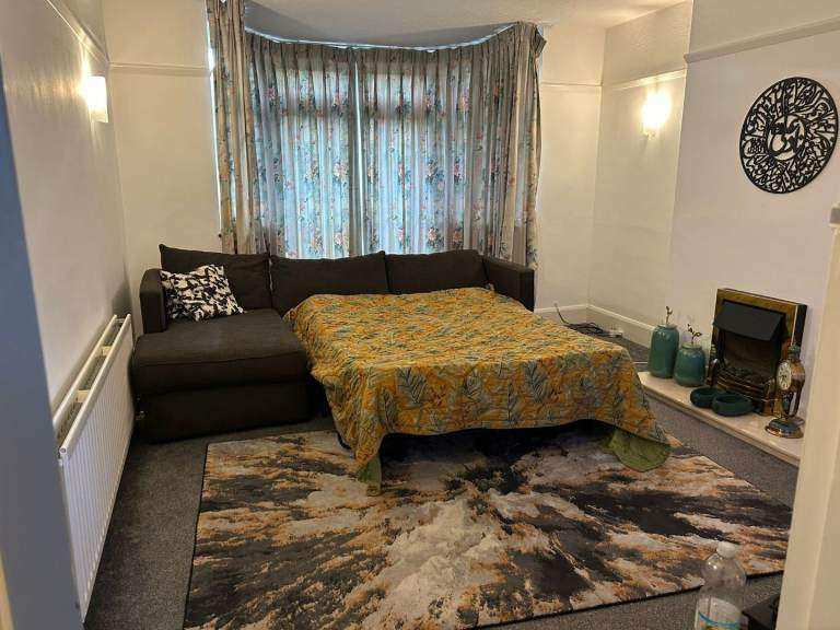 Spacious and Cosy Double Rooms for Rent in -  CR0 8QR