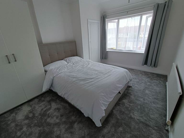 Bright Furnished Double Room with Storage – 5 Min to Elm Park Station