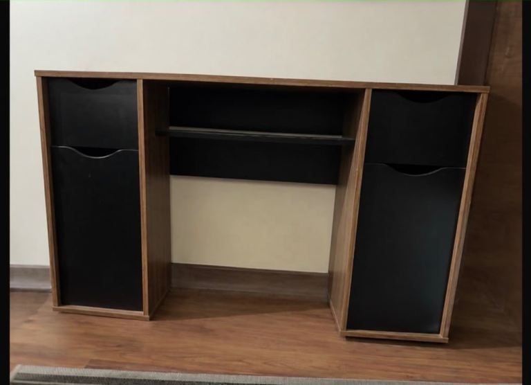 Wooden Desk with Black Drawers and Shelves – Good Condition