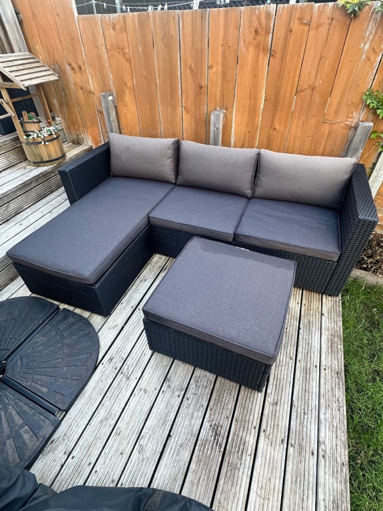 Black/Grey Garden Rattan Corner Sofa & Parasol