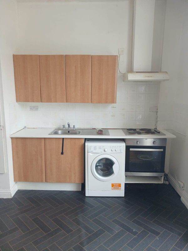 self-contained studio flat to let @CT17 9SP close to dover town centre & BR station available now !!