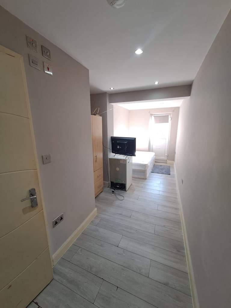 Studio Room – Kingston upon Thames KT1 – DSS Only