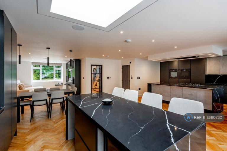 4 bedroom house in Coverts Road, Esher, KT10 (4 bed) (#2880730)