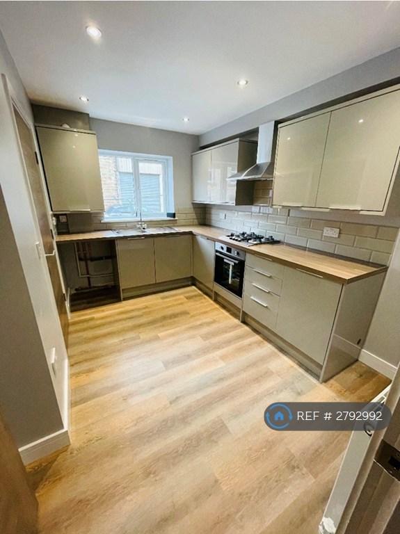 4 bedroom house in James Street, Elland, HX5 (4 bed) (#2792992)