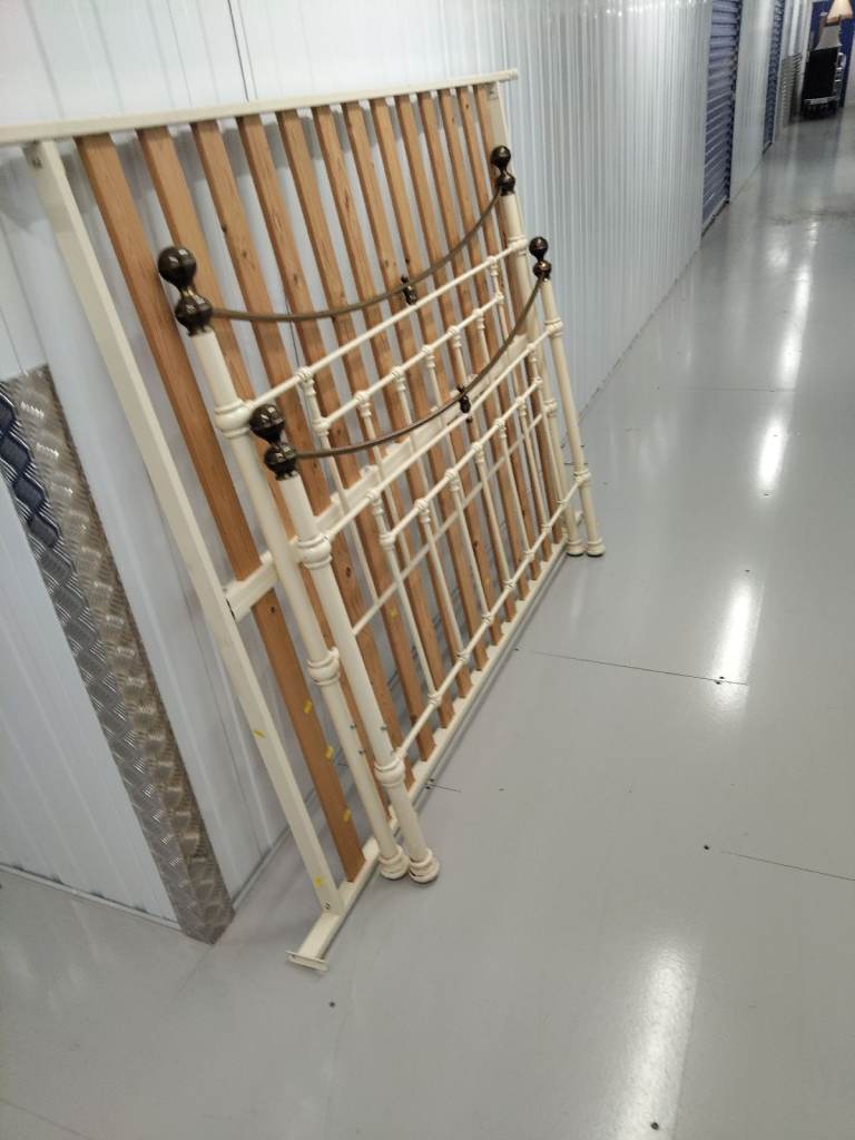 Kingsize Cream victorian bedframe 