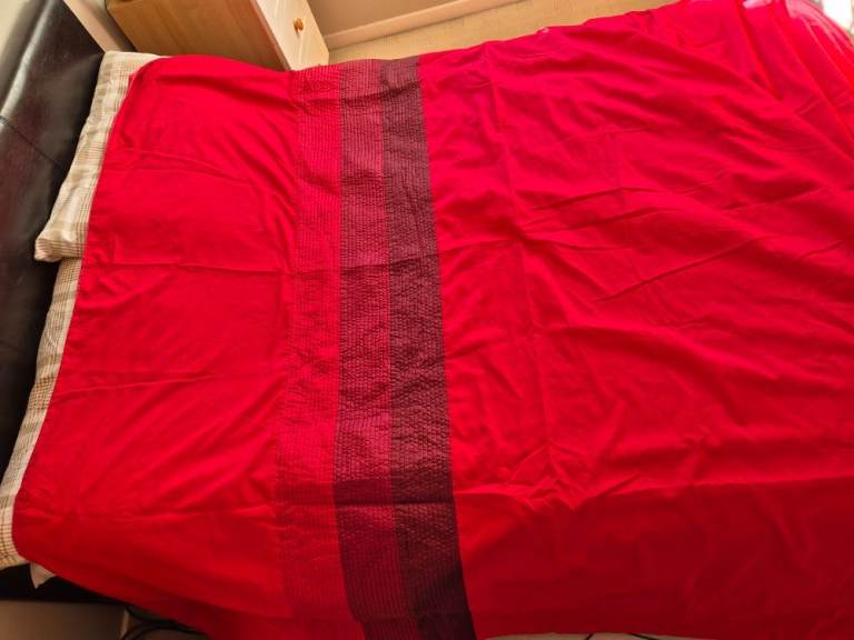 1 x used red king-size duvet cover and 2 x used red pillowcases - CAN BE POSTED
