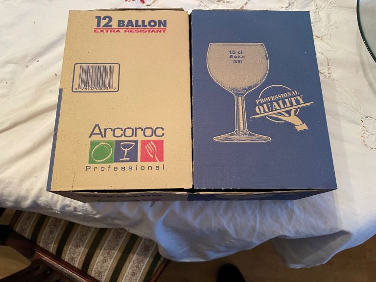 Box of 12 Arcoroc wine glasses 