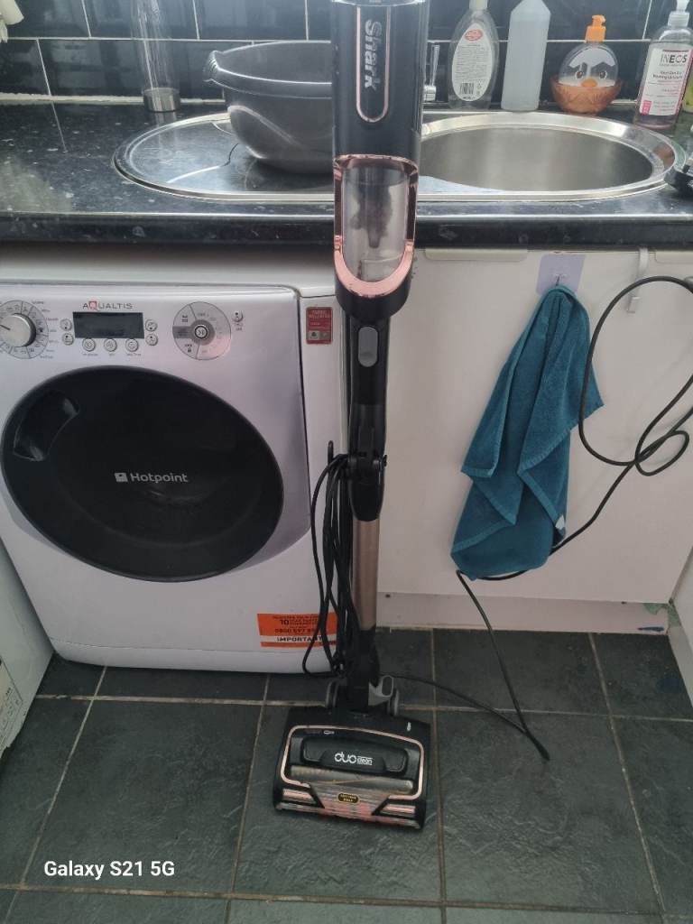 Shark Upright Vacuum Cleaner – Good Condition