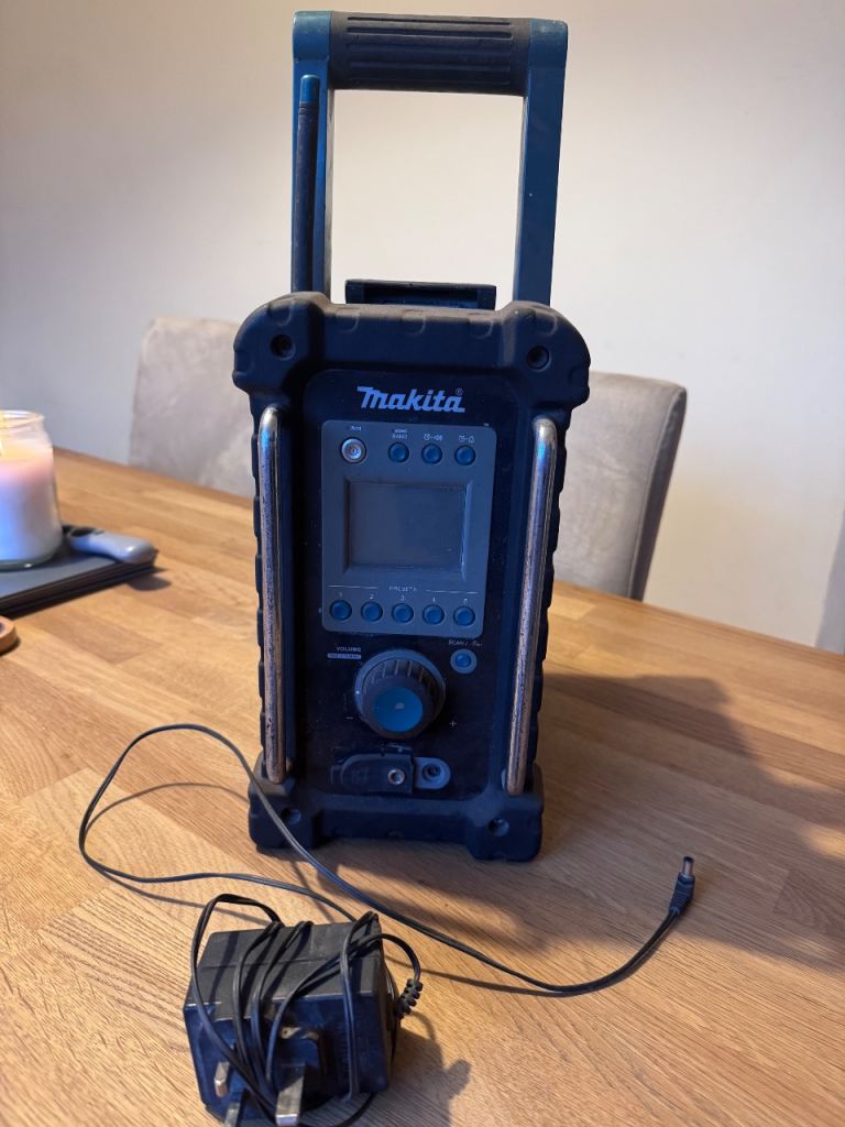 Makita BMR100 radio 