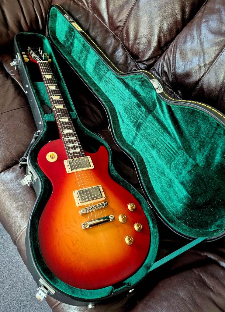 Gibson Les Paul Tribute - Cherry Sunburst with Hard Case
