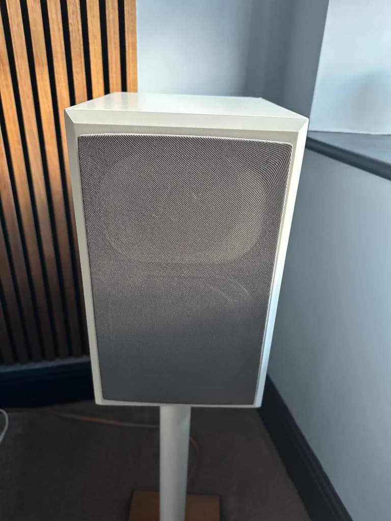 Dynaudio Emit M20 Speakers with Stands – White, Good Condition