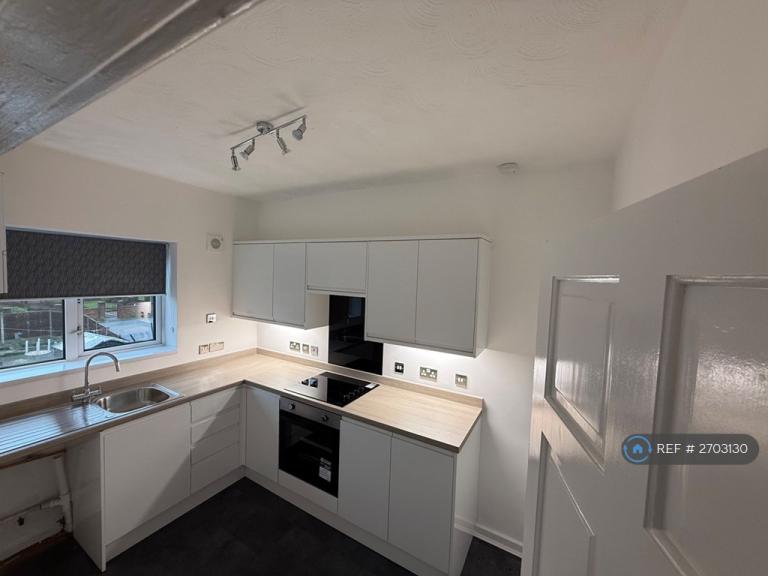 2 bedroom flat in Hanbridge Avenue, Newcastle-Under-Lyme, ST5 (2 bed) (#2703130)