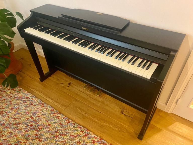 Roland HP504 Electric Piano