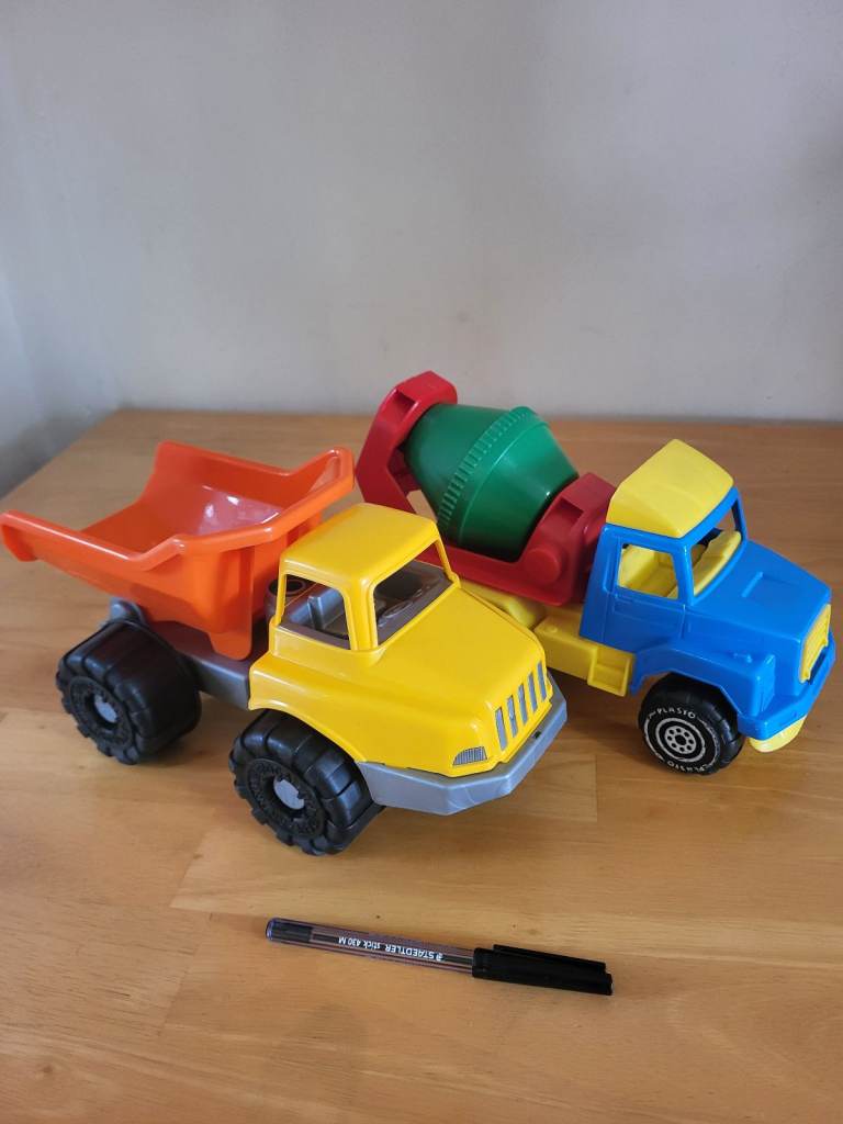 Kids cement and tip trucks/lorry toys. Good condition.