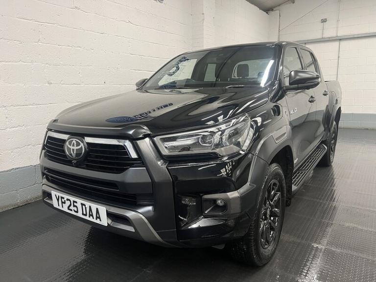 2025 Toyota Hilux 2.8 D-4D-h Invincible X Pickup 4dr Diesel Hybrid Auto 4WD Euro 6 (204 ps) 2 Pic...