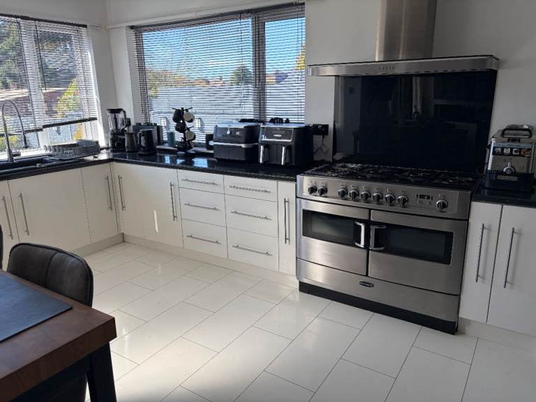 12 KITCHEN UNIT/CABINET DOORS & DRAWS FRONTS GLOSS WHITE WITH HANDLES EXCELLENT