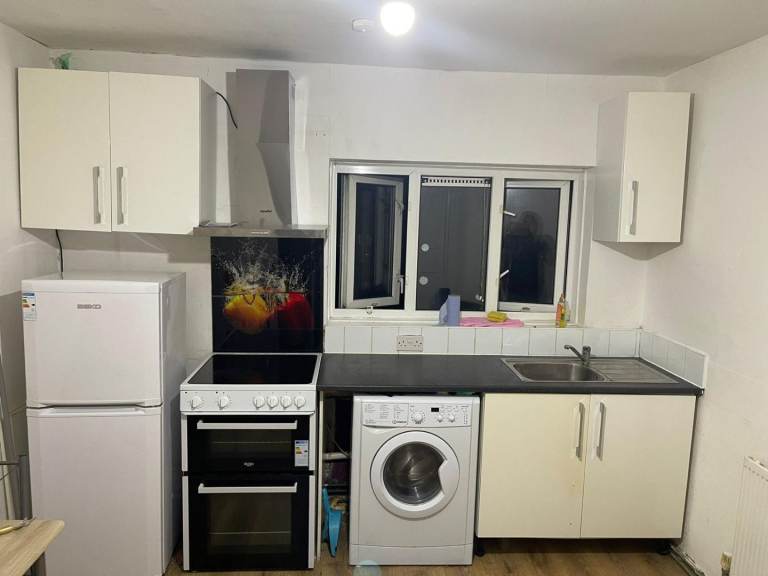Studio flat/ sepearte bedroom, bills included 