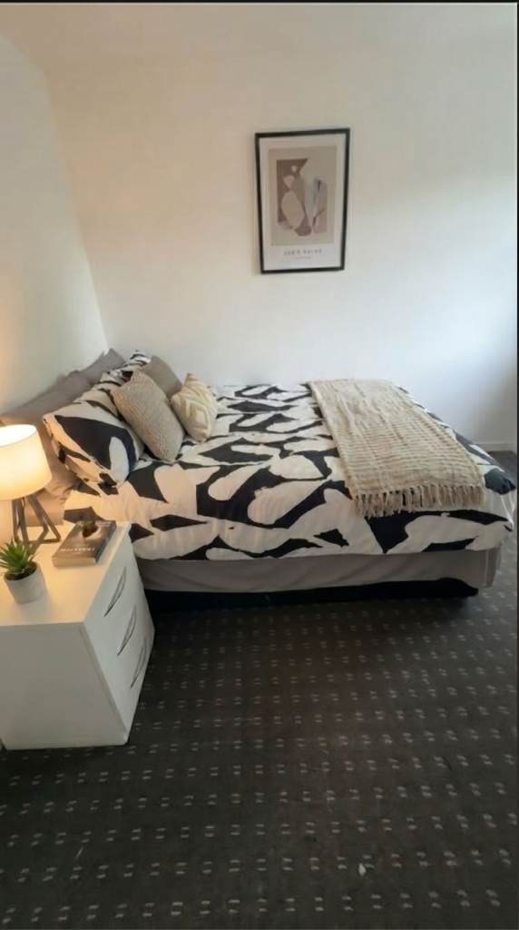 Hodge Hill offering on temporary basis 2 single and 1 twin bedrooms. DSS claimants apply.