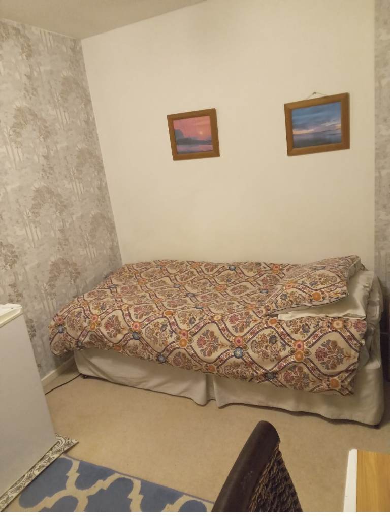 Good size bedsit room for one  850pcm