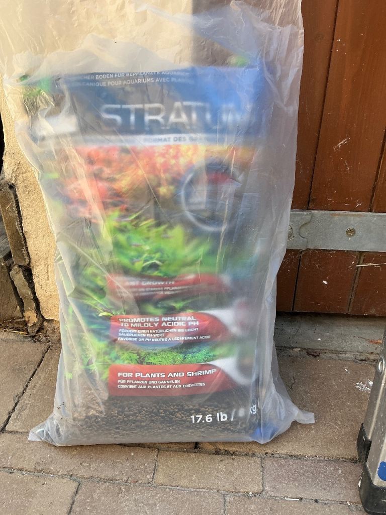 Fluval  stratum for plants and shrimps 