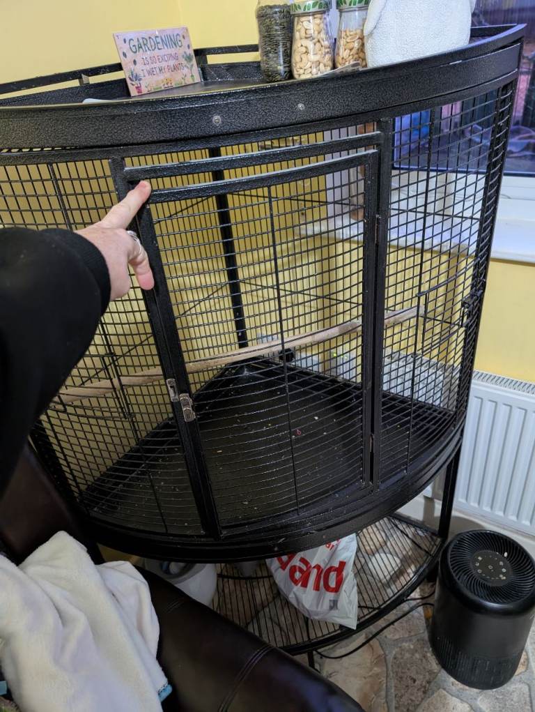 Corner parrot cage