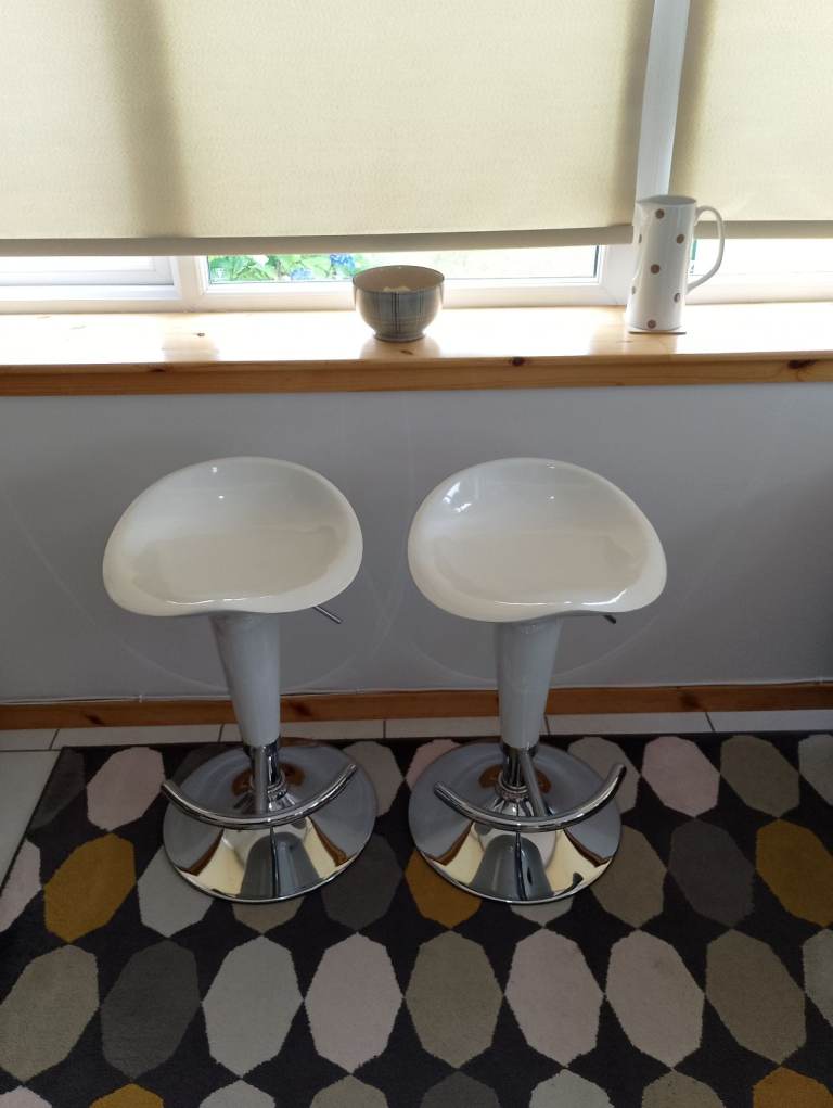 2 Bar Stools 