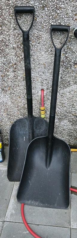 Harold Moore set Of 2 snow shovels