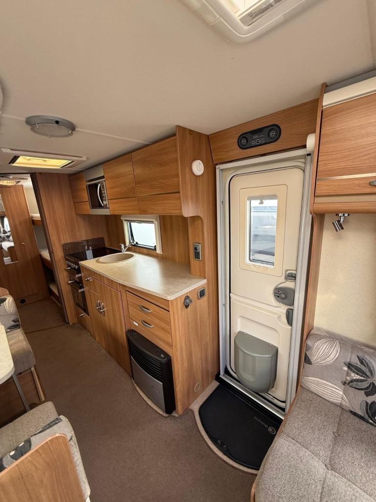 Swift Challenger Sport 686 Fixed Triple Bunk Beds