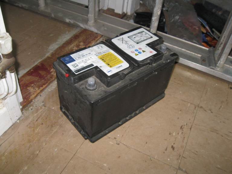 MERCEDES CAR BATTERY A 001 982 81 08  LEICESTER LE4 5DJ