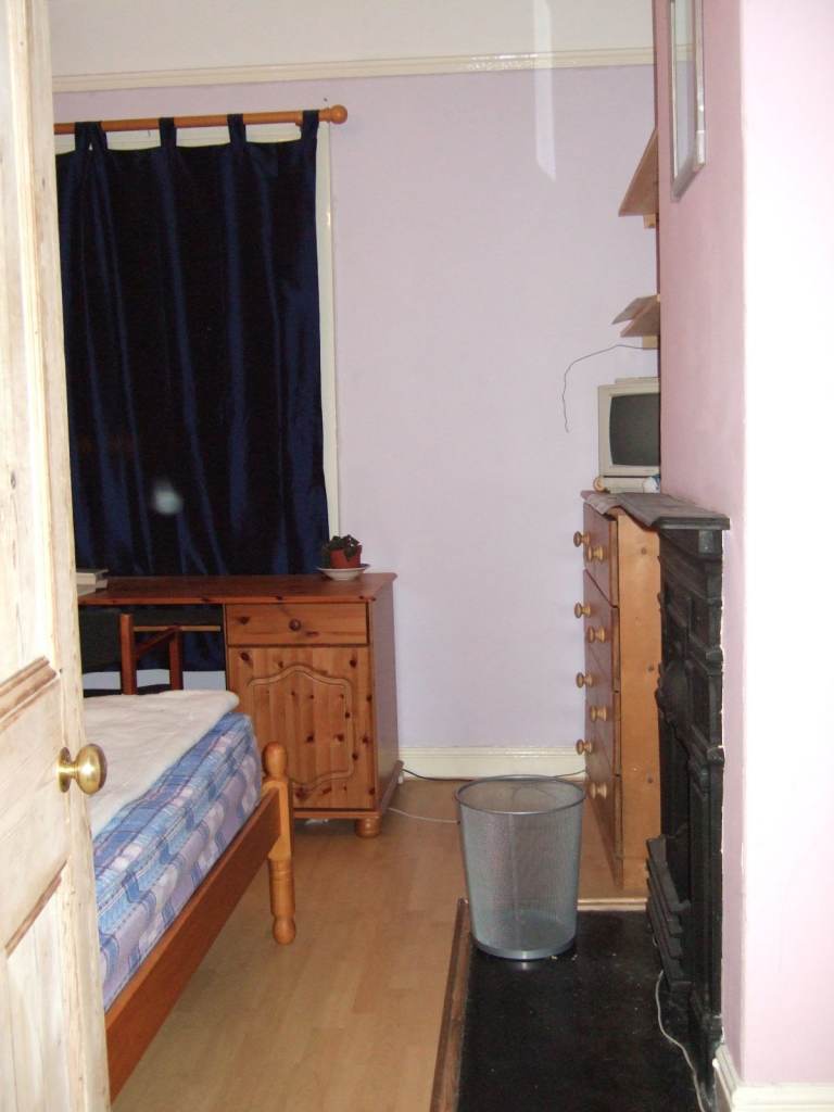 ATTRACTIVE ROOM to RENT in SHARED HOUSE