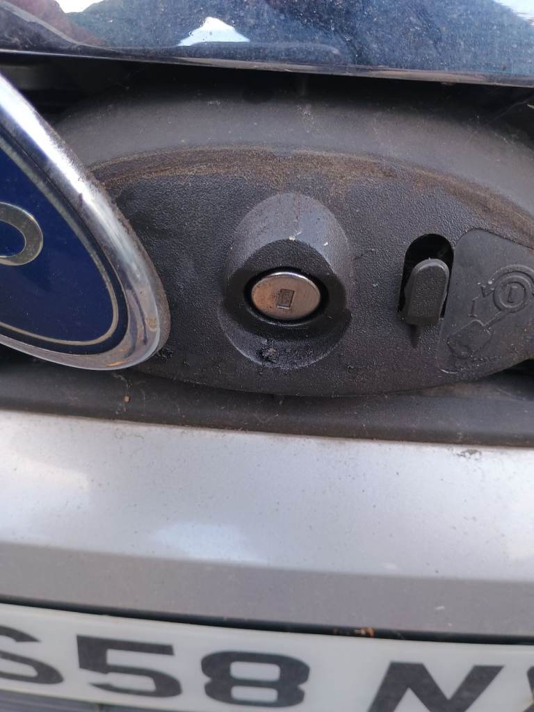 (Im away, back on 11th dec)Ford Focus Quick sale £600 (no MOT & bonnet lock needs replacing)