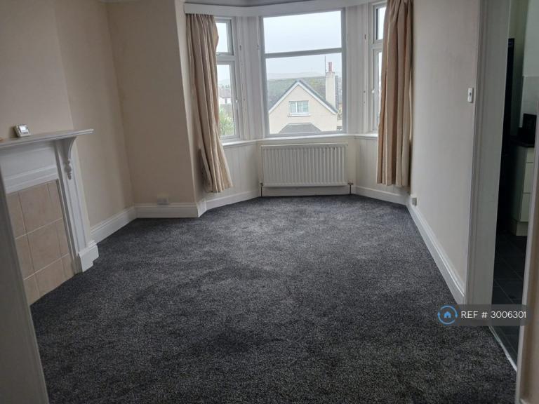 1 bedroom flat in Morfa Road, Llandudno, LL30 (1 bed) (#3006301)