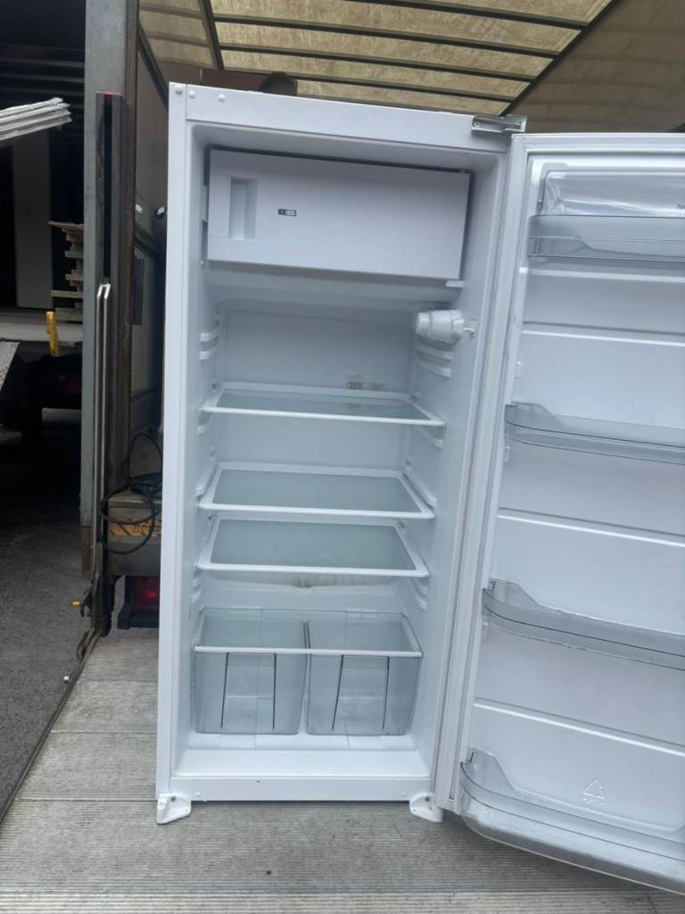 Tall fridge with Icebox 